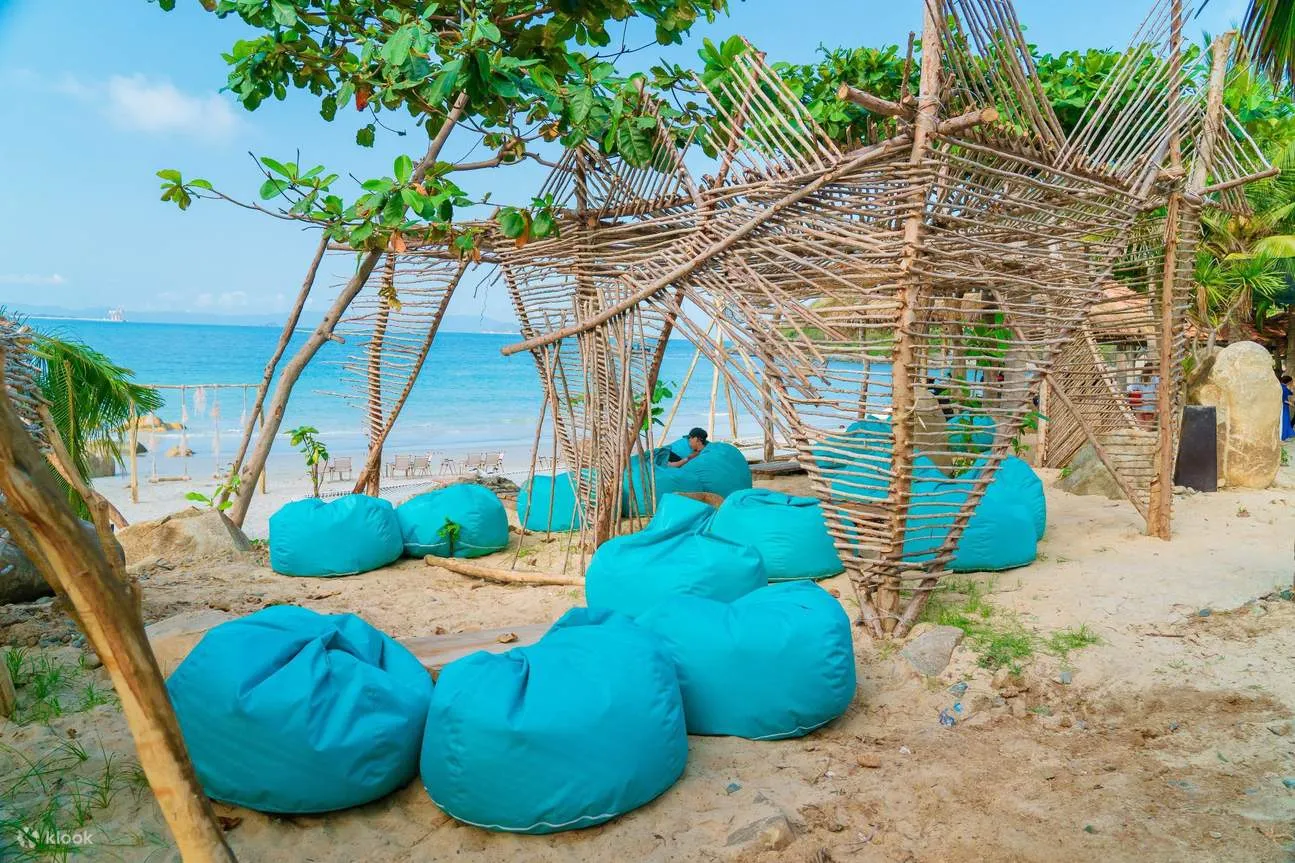 Khanh Hoa, Ninh Van 만 Ganh Nhay의 화강암 바위와 맑고 푸른 바닷물