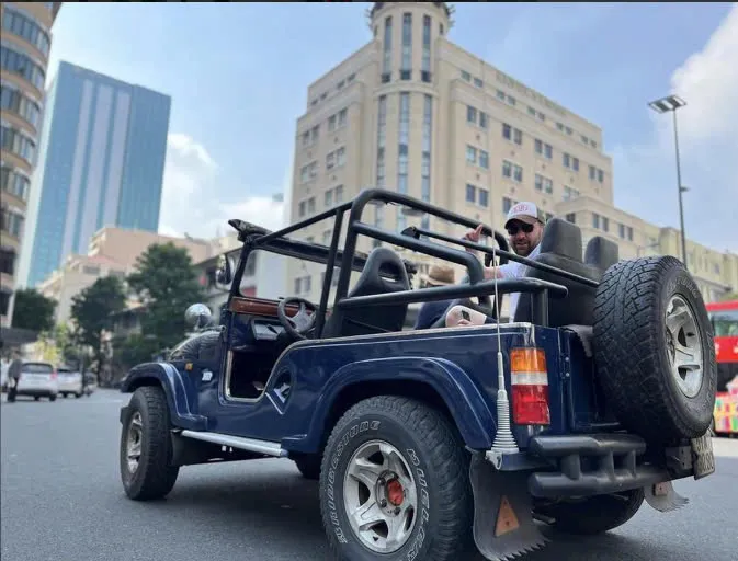 Tour riêng nửa ngày khám phá thành phố Sài Gòn bằng xe Jeep cổ điển của quân đội — Hồ Chí Minh