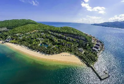 私人快艇载着客人畅游芽庄海湾的岛屿