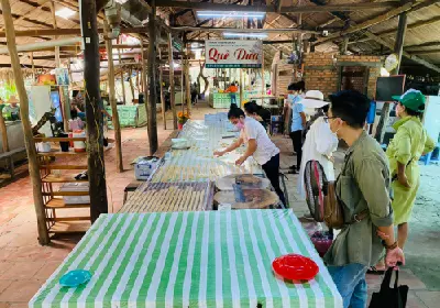 TOUR CỦ CHI - MỸ THO: CHUI HẦM ĐỊA ĐẠO - CHÈO XUỒNG BA LÁ - LÀM KẸO DỪA - ĐI XE NGỰA/XE LAM (ảnh 4)
