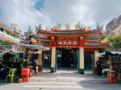 TOUR HỒ CHÍ MINH - DINH ĐỘC LẬP - MIẾU BÀ THIÊN HẬU - CHỢ LỚN - MỸ THO (ảnh 4)