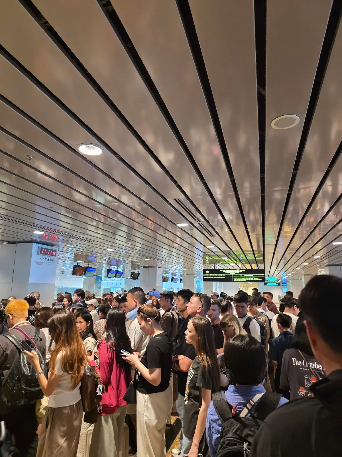 Hành khách xếp hàng dài làm thủ tục tại sân bay Cam Ranh