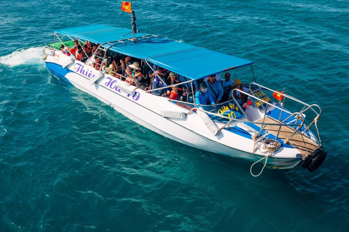 So sánh thuê cano riêng và cano ghép đi đảo Nha Trang