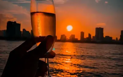 HÀNH TRÌNH NGẮM HOÀNG HÔN TRÊN DU THUYỀN NHA TRANG (ảnh 2)