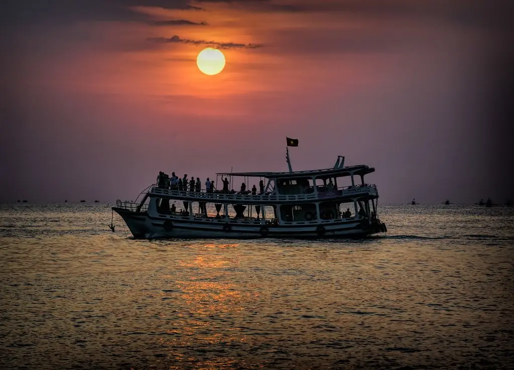 PHÚ QUỐC: TOUR DU THUYỀN NGẮM HOÀNG HÔN – ĂN BBQ & CHECK-IN CẦU HÔN — Phú Quốc