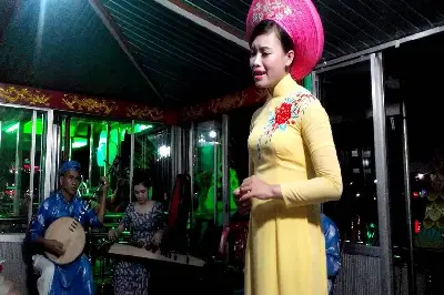 Tour Việt Nam nửa ngày: du thuyền sông Hương & ca Huế (ảnh 3)