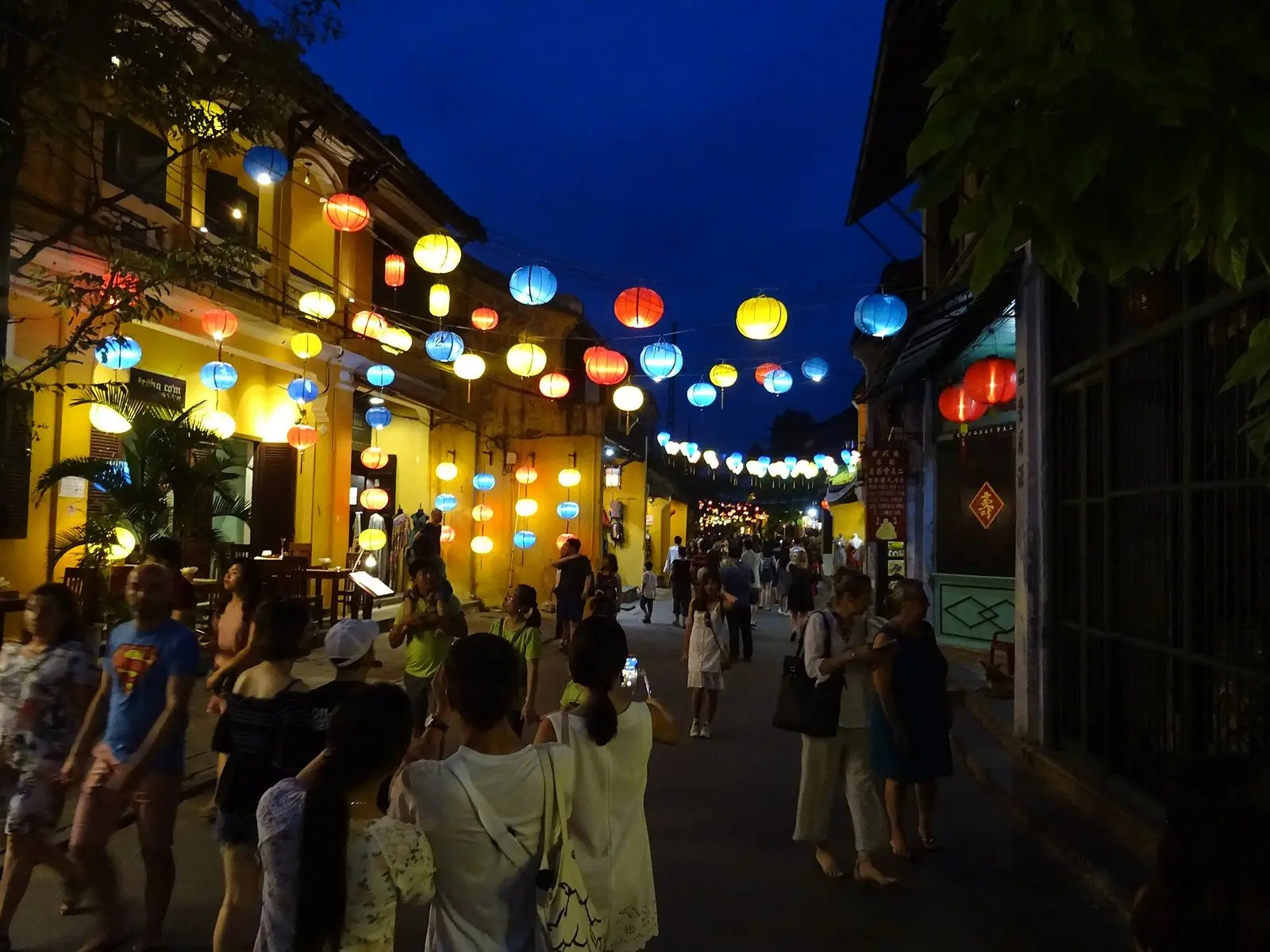 Trải nghiệm làm & vẽ đèn lồng Hội An