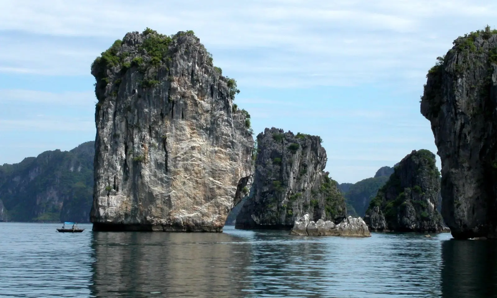Tour Việt Nam 14 ngày: Hà Nội – vịnh Hạ Long – Huế – Hội An (cao cấp)