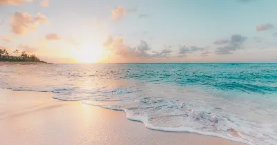 Bãi biển cát trắng và sóng biển xanh ngọc lúc hoàng hôn