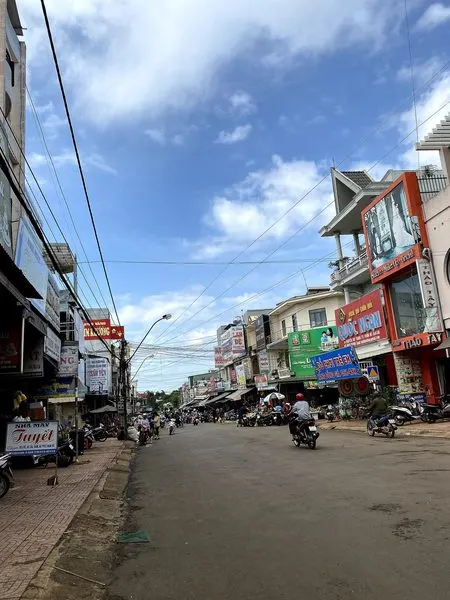 Chợ ở Buôn Hồ, tỉnh Đắk Lắk với sạp rau củ và đặc sản địa phương
