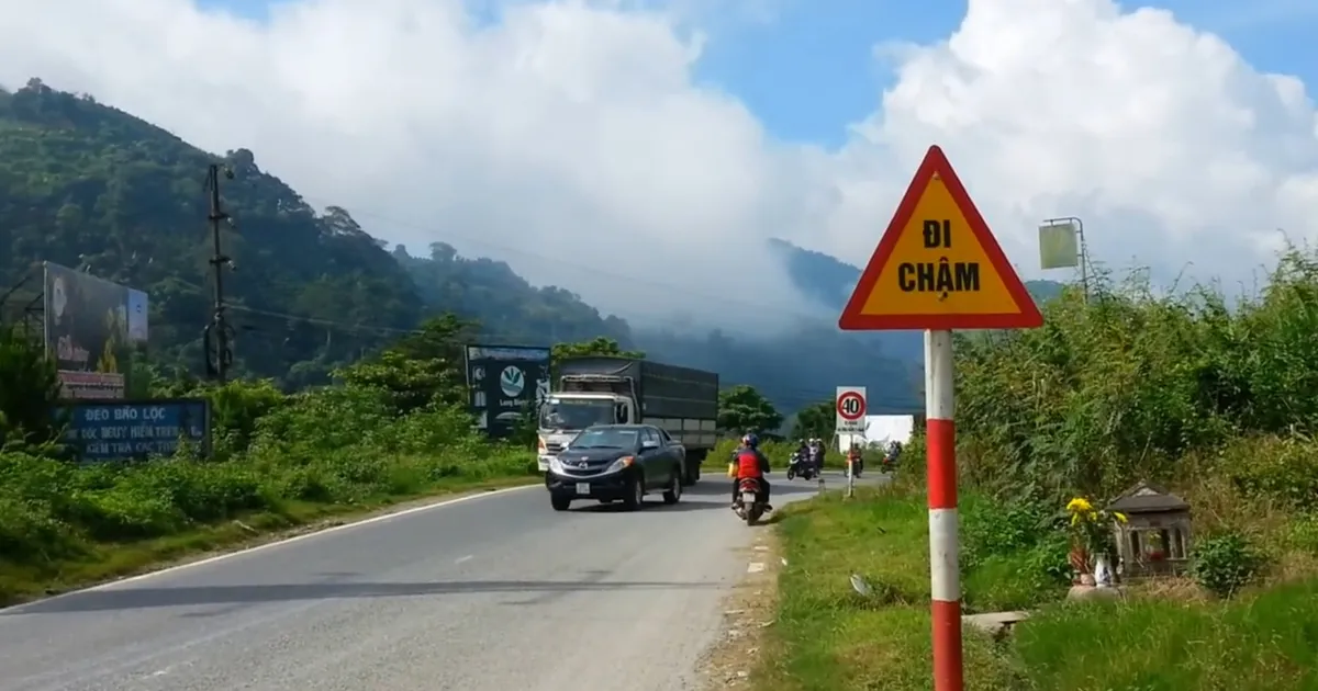 Đường đèo Bảo Lộc trên quốc lộ 20 với biển báo đi chậm