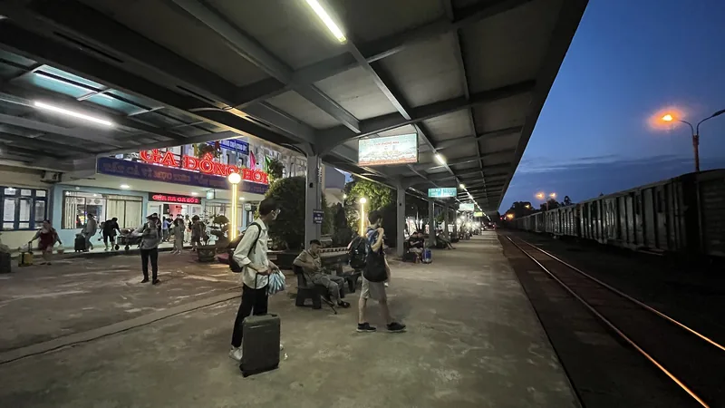 Ga Đồng Hới, nh&agrave; ga c&aacute;ch biển Nhật Lệ khoảng 3 km tr&ecirc;n tuyến t&agrave;u di sản