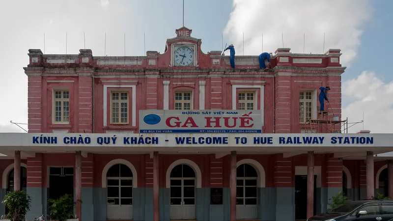 Ga Huế, điểm khởi h&agrave;nh của đo&agrave;n t&agrave;u di sản Huế - Phong Nha l&uacute;c 7h15 mỗi s&aacute;ng