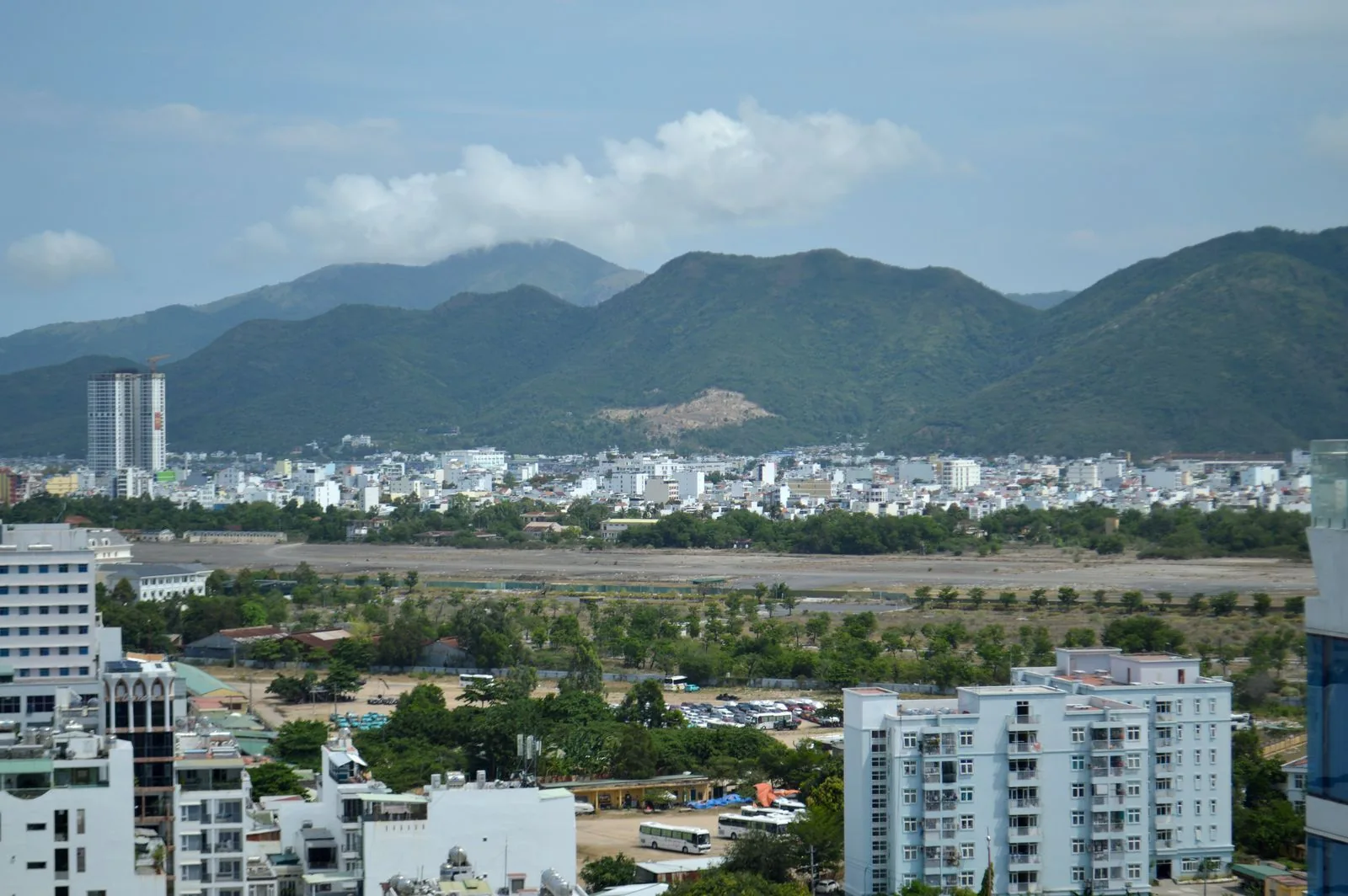 Toàn cảnh thành phố Nha Trang nhìn từ trên cao với biển xanh và dãy núi