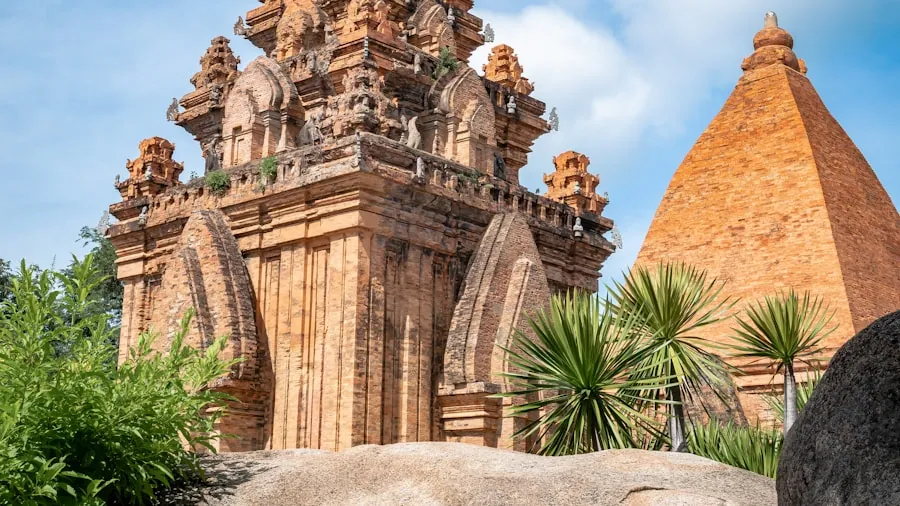 Tháp Bà Ponagar Nha Trang nhìn từ chân tháp, điểm tham quan gần sân bay Cam Ranh
