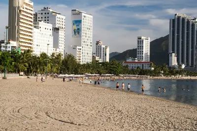 Bãi biển Trần Phú Nha Trang với hàng dừa và khách sạn ven biển