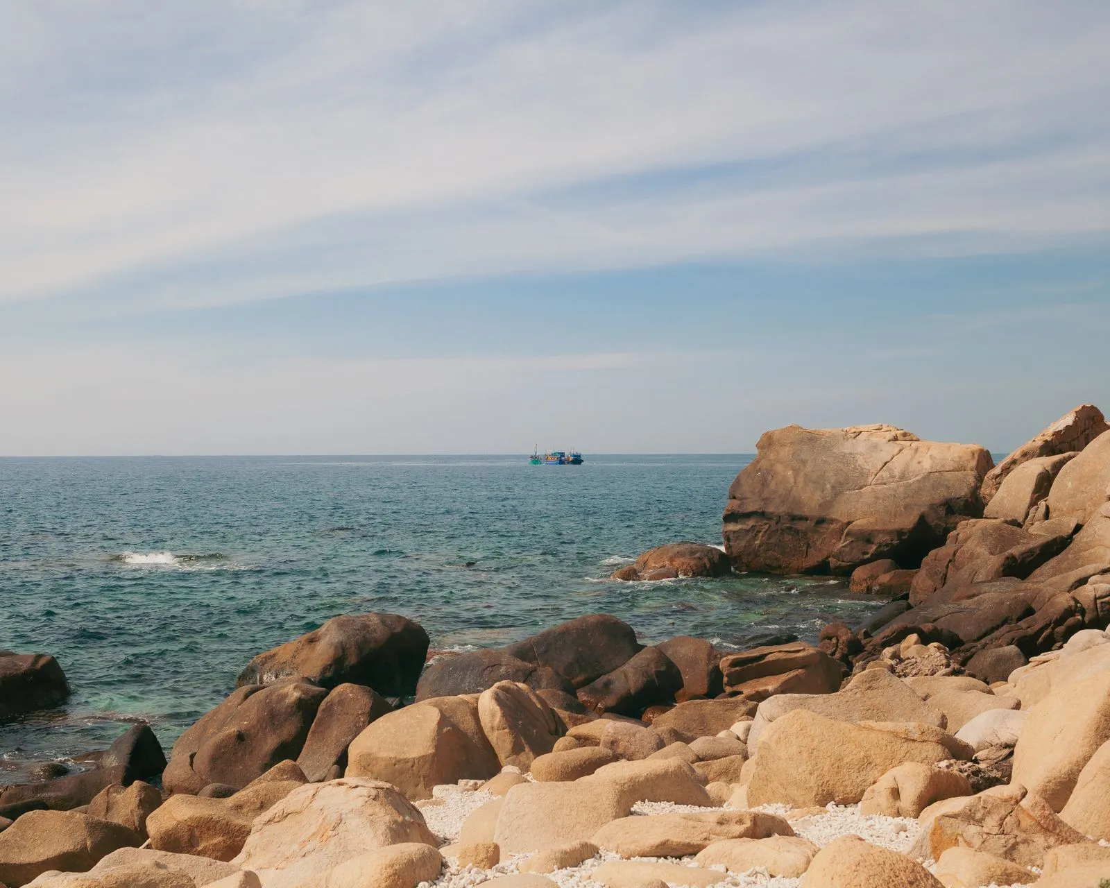 Bờ biển đá hoang sơ ở Ninh Thuận
