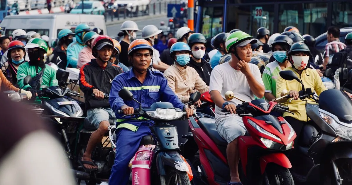 Dòng xe đông đúc giờ cao điểm — nguyên nhân thường gặp khiến lịch trình thay đổi