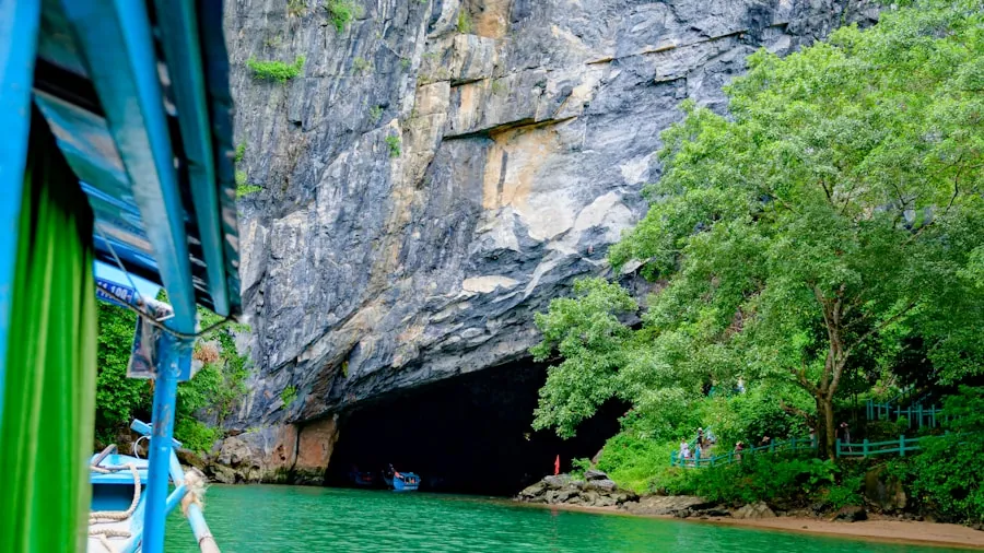 Thuyền du lịch trên sông Son vào cửa động Phong Nha, Vườn quốc gia Phong Nha - Kẻ Bàng, tỉnh Quảng Trị
