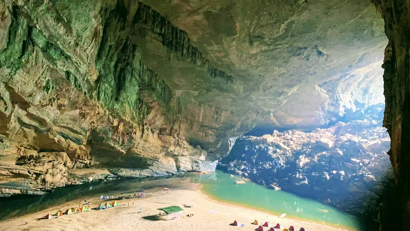 Hang Én - hang động lớn thứ ba thế giới ở Quảng Bình Bãi cắm trại bên trong Hang Én, Vườn quốc gia Phong Nha - Kẻ Bàng, Quảng Bình