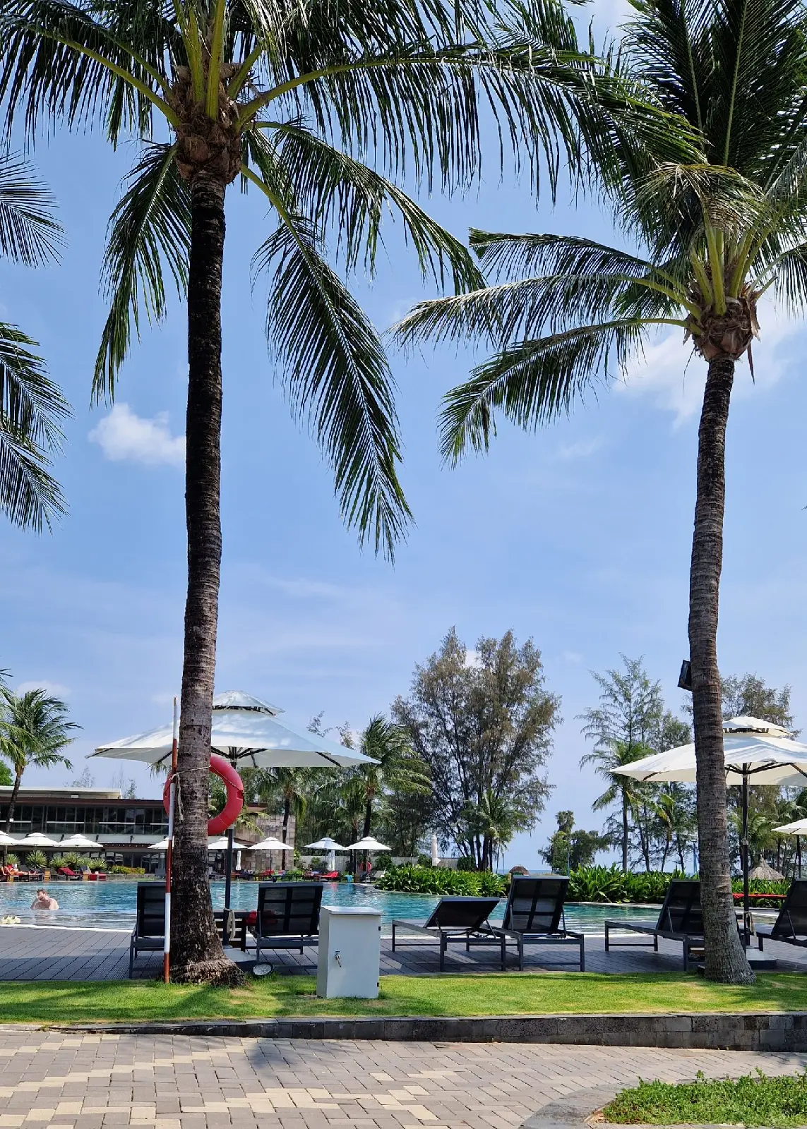 Hồ bơi resort sát biển ở Ninh Thuận