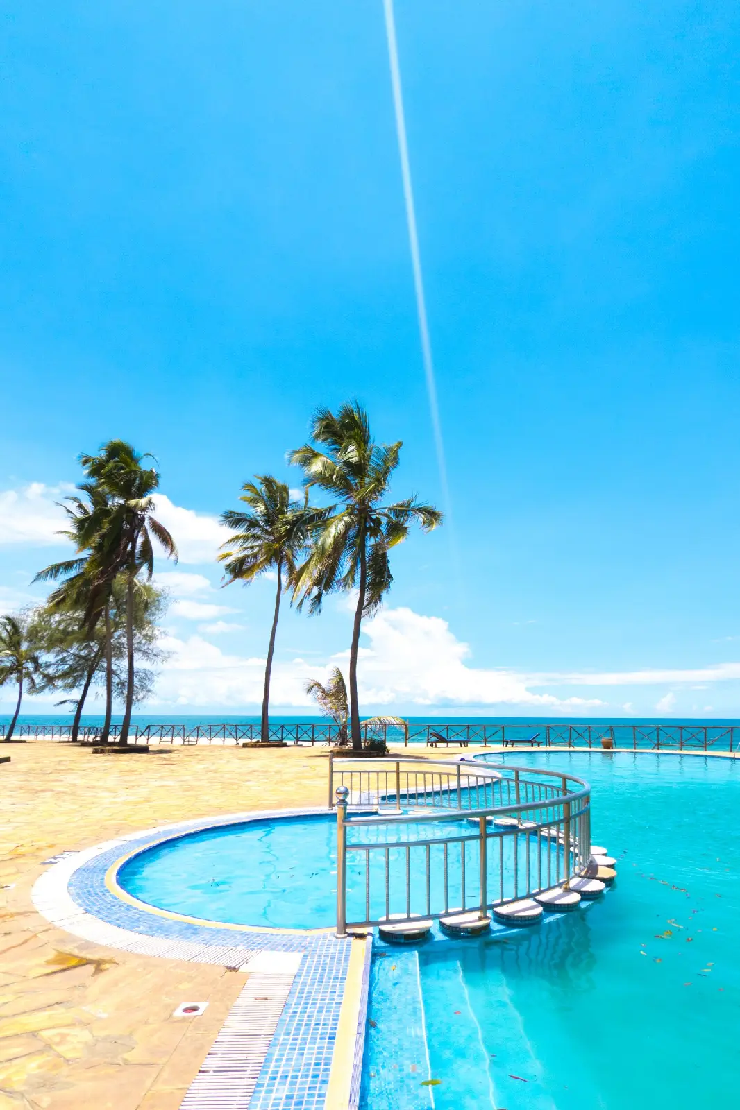 Hồ bơi rợp bóng dừa tại resort ven biển Phan Rang