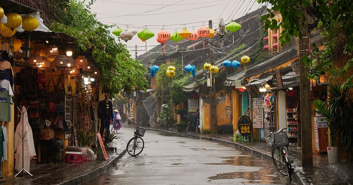 Phố cổ Hội An buổi tối với đèn lồng dọc sông Hoài