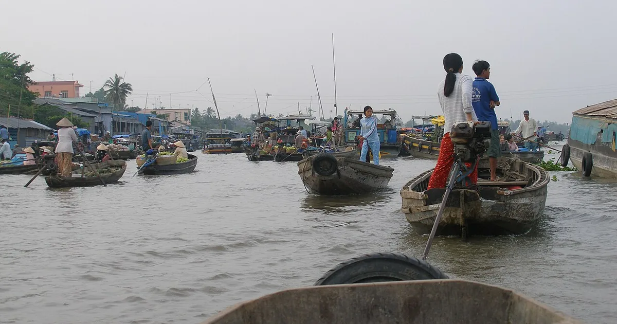 Chợ nổi Cái Răng trên sông ở Cần Thơ